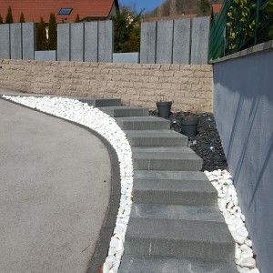 aménagement d'un escalier en blocs marches et dalles granites à Ornans par l'entreprise Cuinet