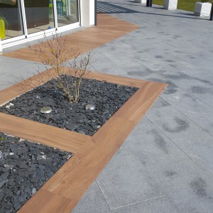 Aménagement d'une terrasse en dalles imitation bois et granites à Ornans par l'entreprise Cuinet