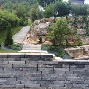 aménagement d'une entrée avec mur Bi Muro et escalier blocs marche granit par l'entreprise Cuinet de Tarcenay