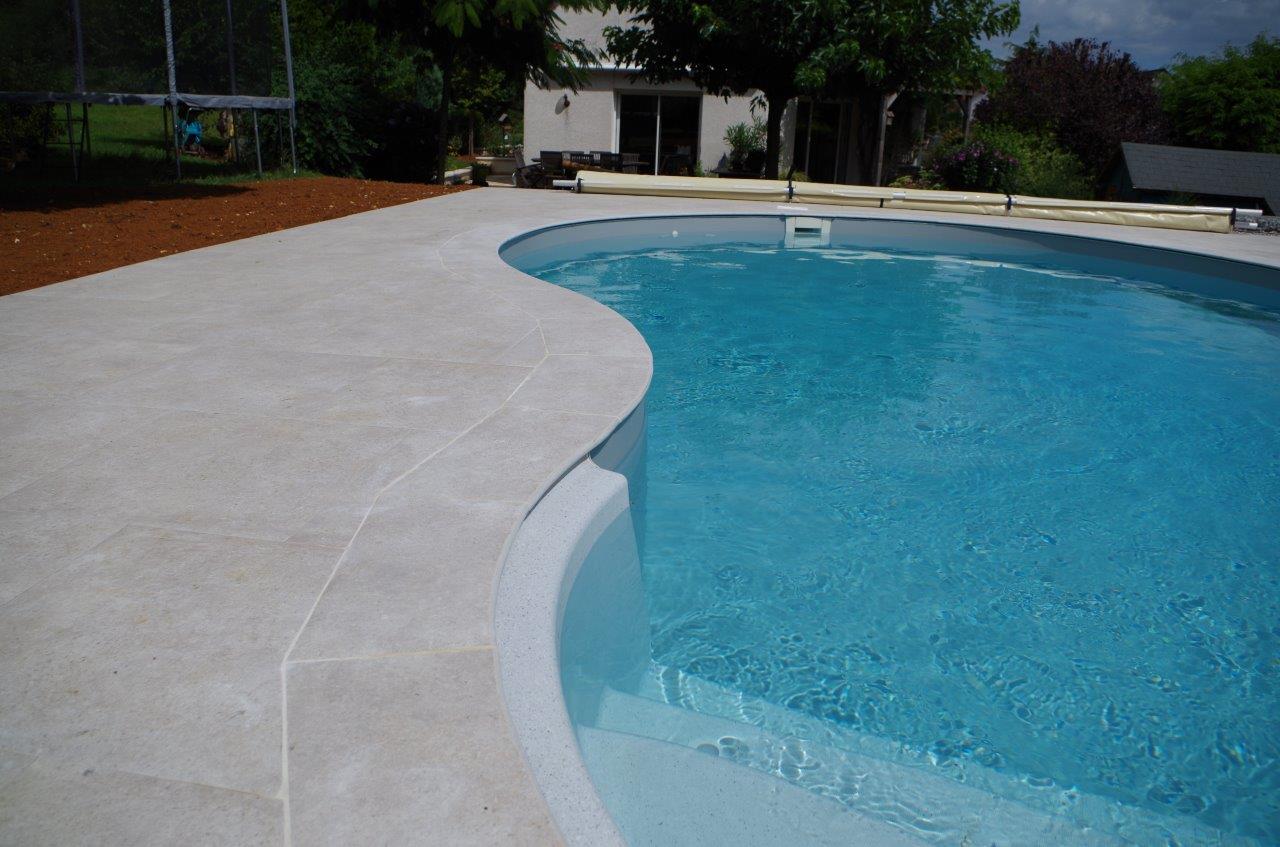 aménagement en dalle d'un contour de piscine, y compris les margelles par l'entreprise Cuinet