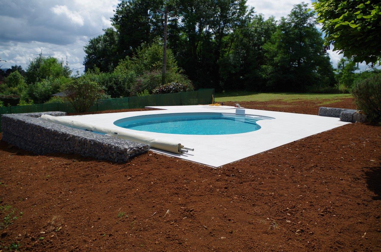 aménagement des abords de piscine en dalle, y compris découpe des margelles par l'entreprise Cuinet